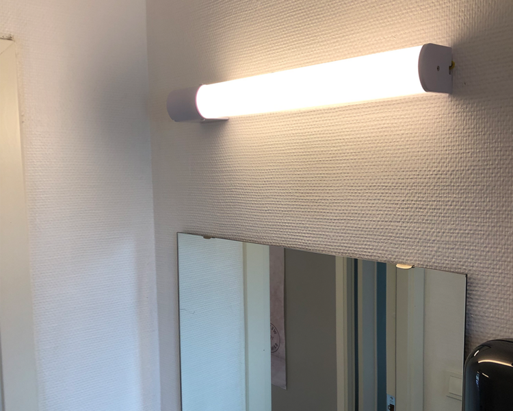 Spegelbelysning med uttag